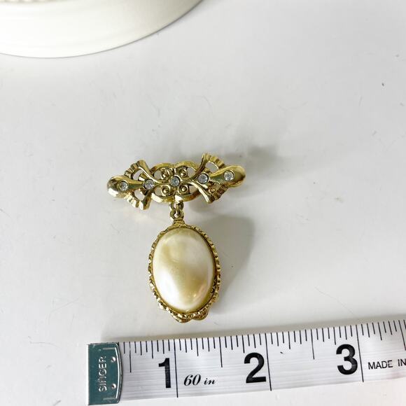 Vintage Avon Brooch Romantic Rhinestone Faux Pearl Gold tone Pin Victorian - Picture 9 of 16